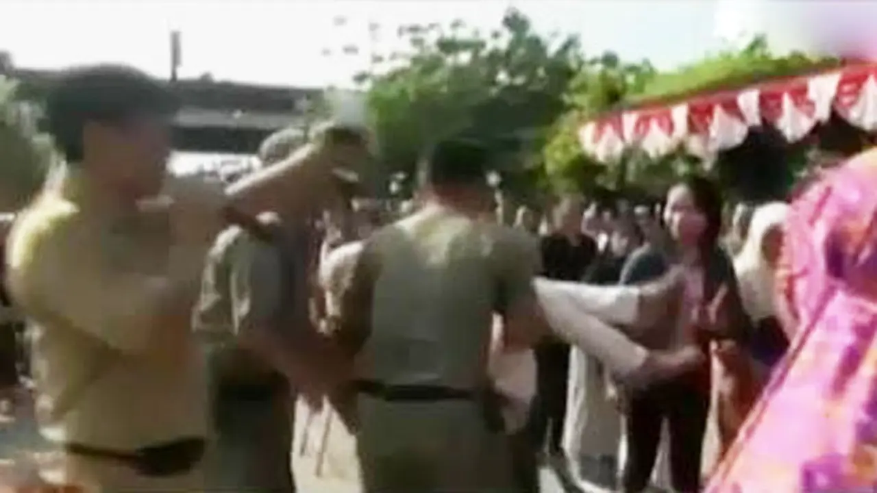 VIDEO: Demi Daging Murah, Ibu Ini Pingsan Setelah Lama Antre