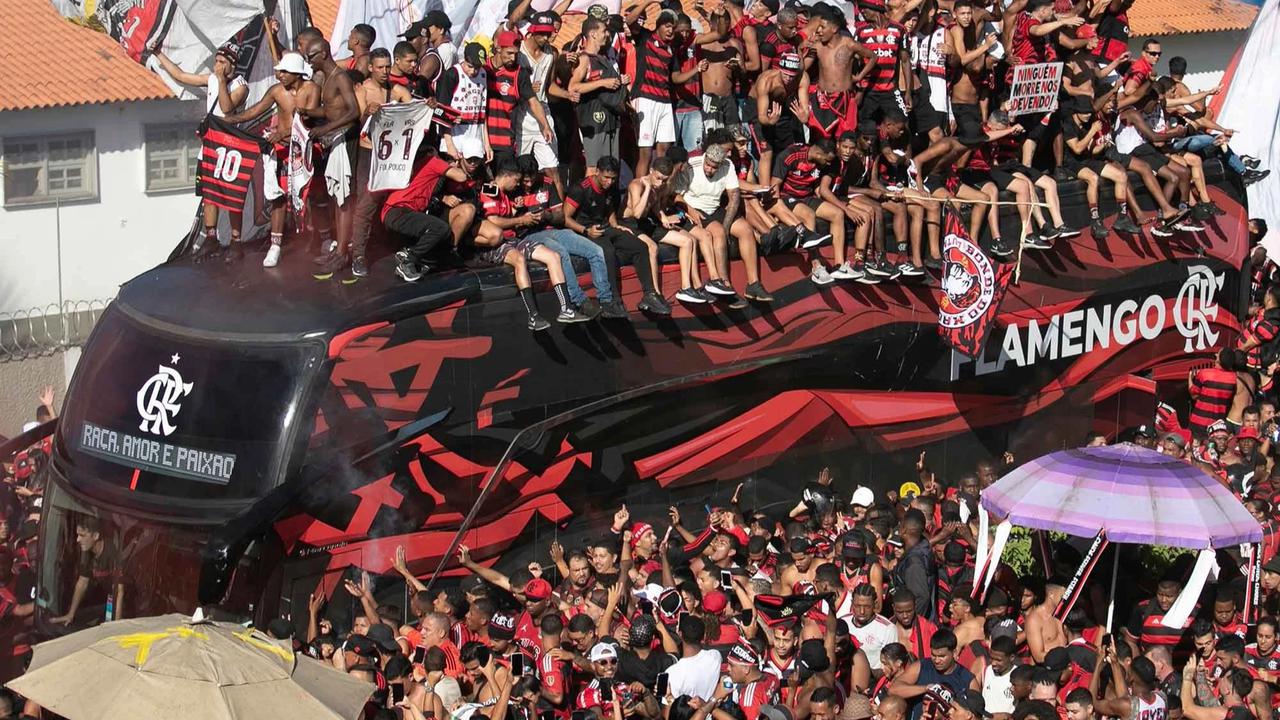 FOTO: Bentrokan Polisi dan Suporter Warnai Keberangkatan Flamengo
