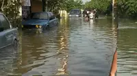 Banjir merendam kawasan Dayeuhkolot, Kabupaten Bandung, Jawa Barat. (www.twitter.com/@aboutbdgcom)