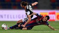 Gelandang Bologna, Gary Medel (kanan) berusaha merebut bola dari gelandang Juventus, Adrien Rabiot pada pertandingan lanjutan liga Serie A Italia di stadion Renato-Dall'Ara di Bologna (22/6/2020). Juventus menang 2-0 atas Bologna. (Miguel MEDINA / AFP)