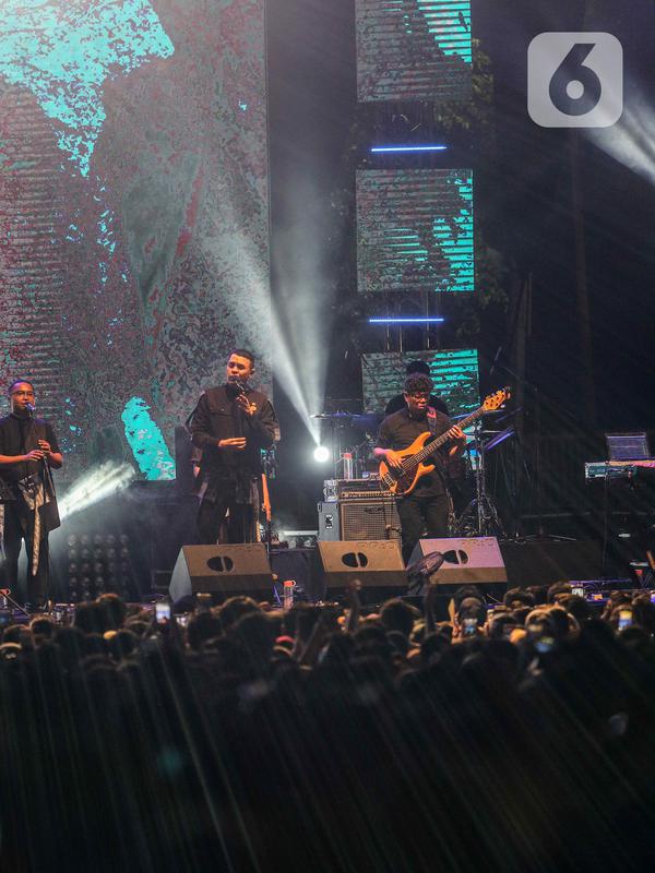 Musisi Tulus tampil pada hari kedua Synchronize Fest 2019 di Gambir Expo, Kemayoran, Jakarta, Sabtu (5/10/2019). Tulus membawakan lagu Monokrom, Sewindu, Teman Hidup, dan ditutup dengan Manusia Kuat. (Liputan6.com/Faizal Fanani)