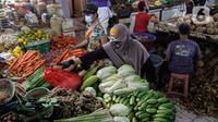 Pembeli berbelanja sayuran di Pasar Tebet Timur, Jakarta, Rabu (11/8/2021). Pemerintah Provinsi (Pemprov) DKI Jakarta memutuskan untuk menjadikan sertifikat vaksinasi Covid-19 sebagai syarat memasuki berbagai tempat umum, termasuk pasar tradisional. (Liputan6.com/Faizal Fanani)