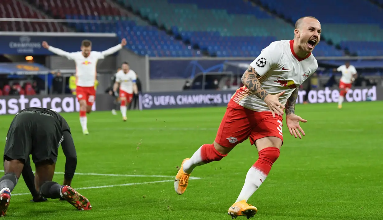 Bek RB Leipzig, Angelino, melakukan selebrasi usai mencetak gol pertama RB Leipzig ke gawang Manchester United dalam laga lanjutan Liga Champions 2020/21 Grup H di RB Arena, Leipzig, Selasa (8/12/2020). RB Leipzig menang 3-2. (AFP/Annegret Hilse/Pool)