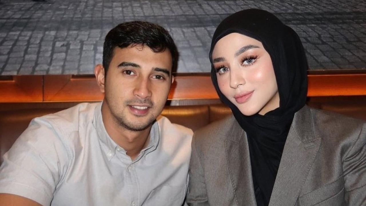 Ali Syakieb dan Margin Wieheerm banyak didoakan rekan seleb di momen anniversary pernikahan ke-3.<br>