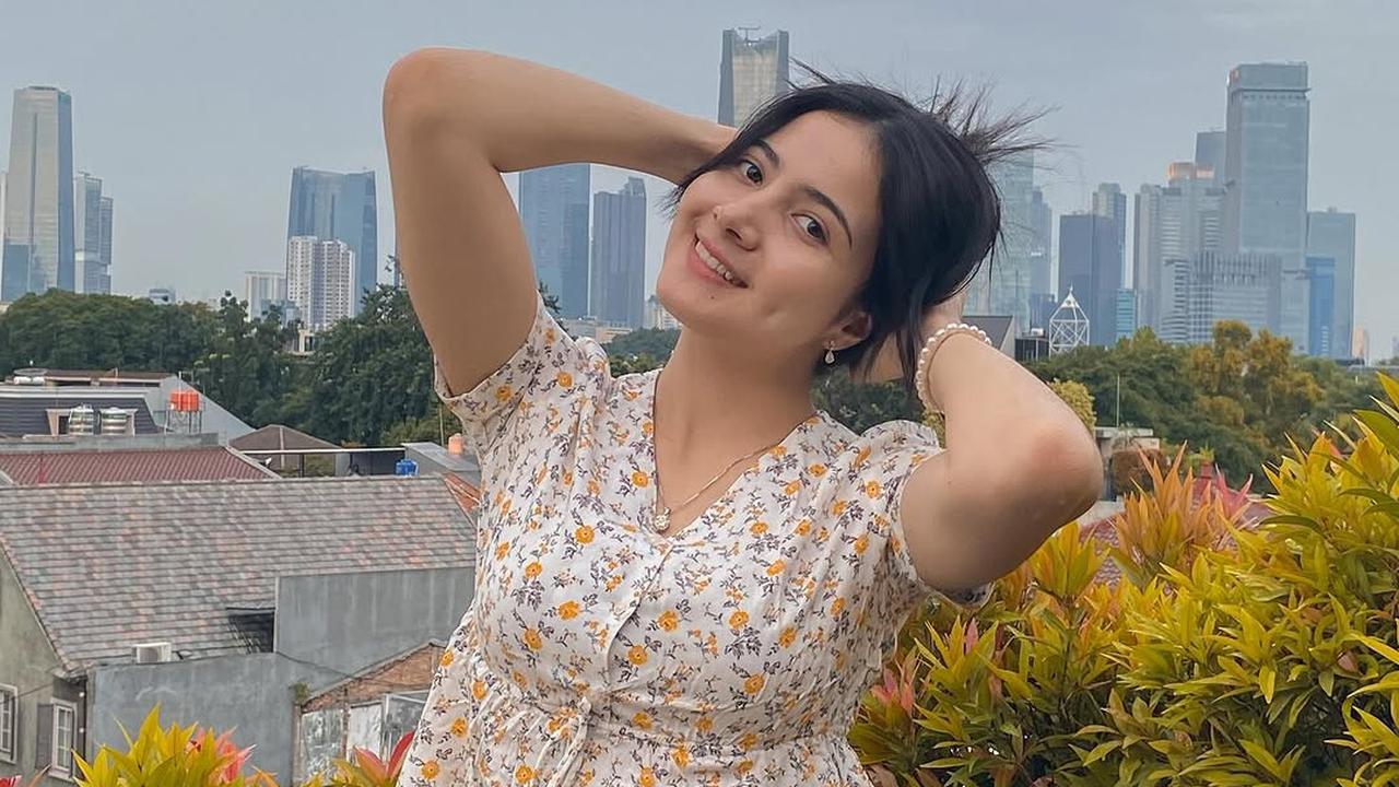 Potret Cantik Bulan Sutena yang Kerap Tampil dengan Makeup Tipis Tapi Selalu Memukau