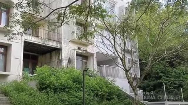 Potret rumah peninggalan alm Olga Syahputra yang terbengkalai (Sumber: Youtube/Rizquna Channel)