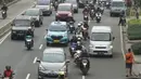 Kendaraan terjebak kemacetan saat melintas di Jalan Salemba Raya, Jakarta Pusat, Senin (4/5/2020). Meskipun sistem PSBB sedang diberlakukan, namun sejumlah jalan di Ibu kota tetap ramai dengan kendaraan akibat masih banyaknya warga yang beraktivitas di luar rumah. (Liputan6.com/Immanuel Antonius)