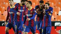 Pemain Barcelona merayakan gol yang dicetak Lionel Messi ke gawang Valencia dalam laga jornada 34 La Liga, Senin (3/5/2021). Lionel Messi mencetak dua gol dan membawa Barcelona menang 3-2 dalam laga tersebut. (JOSE JORDAN / AFP)