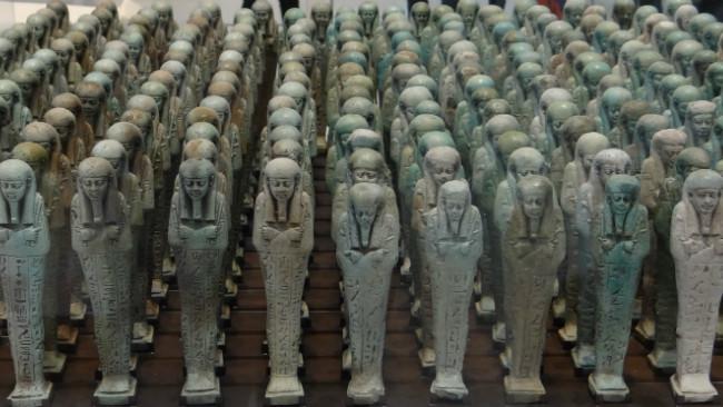 Patung-patung mungil melambangkan para pelayan Firaun yang dikubur bersama majikan mereka. (Sumber Wikimedia Commons)