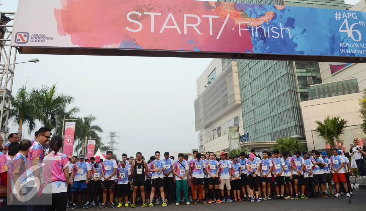 Para peserta lari bertema Run & Walk in harmony bersiap melakukan start di kawasan Senayan City, Jakarta, Minggu (27/09/2015). Sebanyak 3500 peserta mengikuti dan berpartipasi dalam Run & Walk in harmony sejauh 5 km. (Liputan6.com/Herman Zakharia)