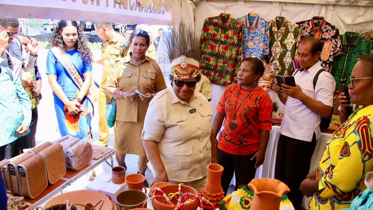 Wamendagri Ribka Buka Pasar Murah dan Pameran UMKM di Papua