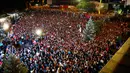 Ribuan pendukung Partai Keadilan dan Pembangunan (AKP) di Ankara, Turki, Senin (25/6). Ada 59,39 juta pemilih yang terdaftar dalam pemilu Turki tahun ini. (Presidency Press Service via AP, Pool)