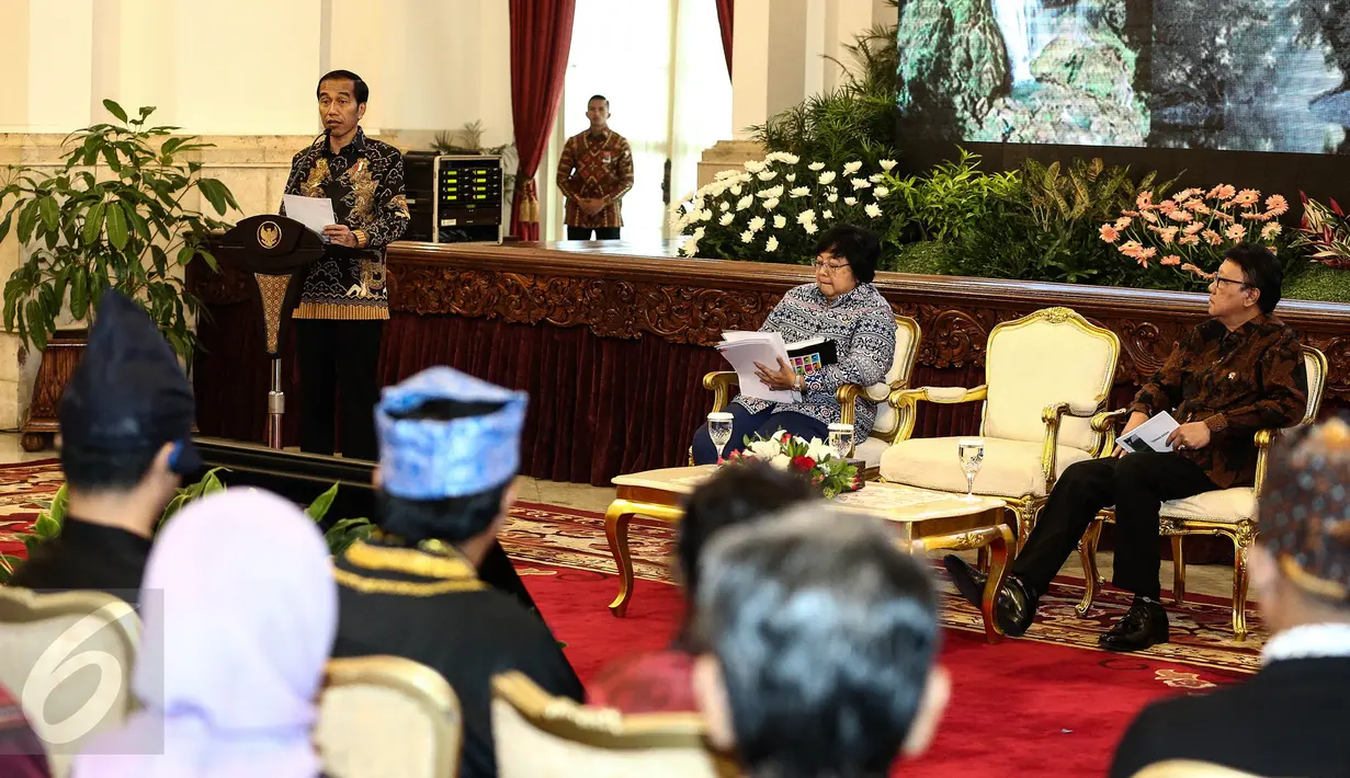 Presiden Joko Widodo memberikan paparan saat pencanangan pengakuan hutan adat, Jakarta, Jumat (30/12). Pencanangan dilakukan karena hutan adat adalah salah satu langkah berani dan wujud komitmen menjaga keseimbangan ekologis . (Liputan6.com/Faizal Fanani)