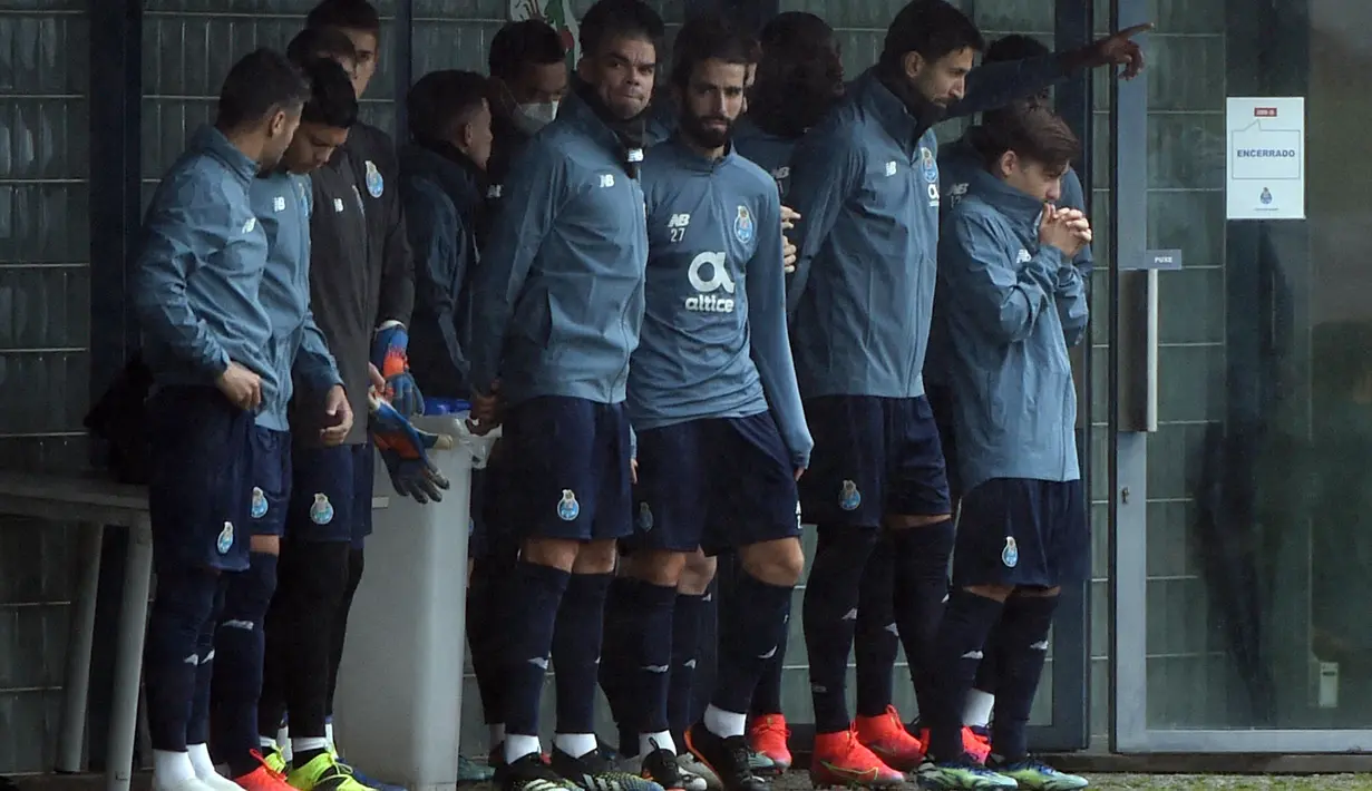 Para pemain FC Porto bersiap mengikuti sesi latihan tim di tempat latihan Olival di Vila Nova de Gaia (16/2/2021). Porto akan bertanding melawan Juventus pada leg pertama babak 16 besar Liga Champions di Estadio do Dragao. (AFP/Miguel Riopa)