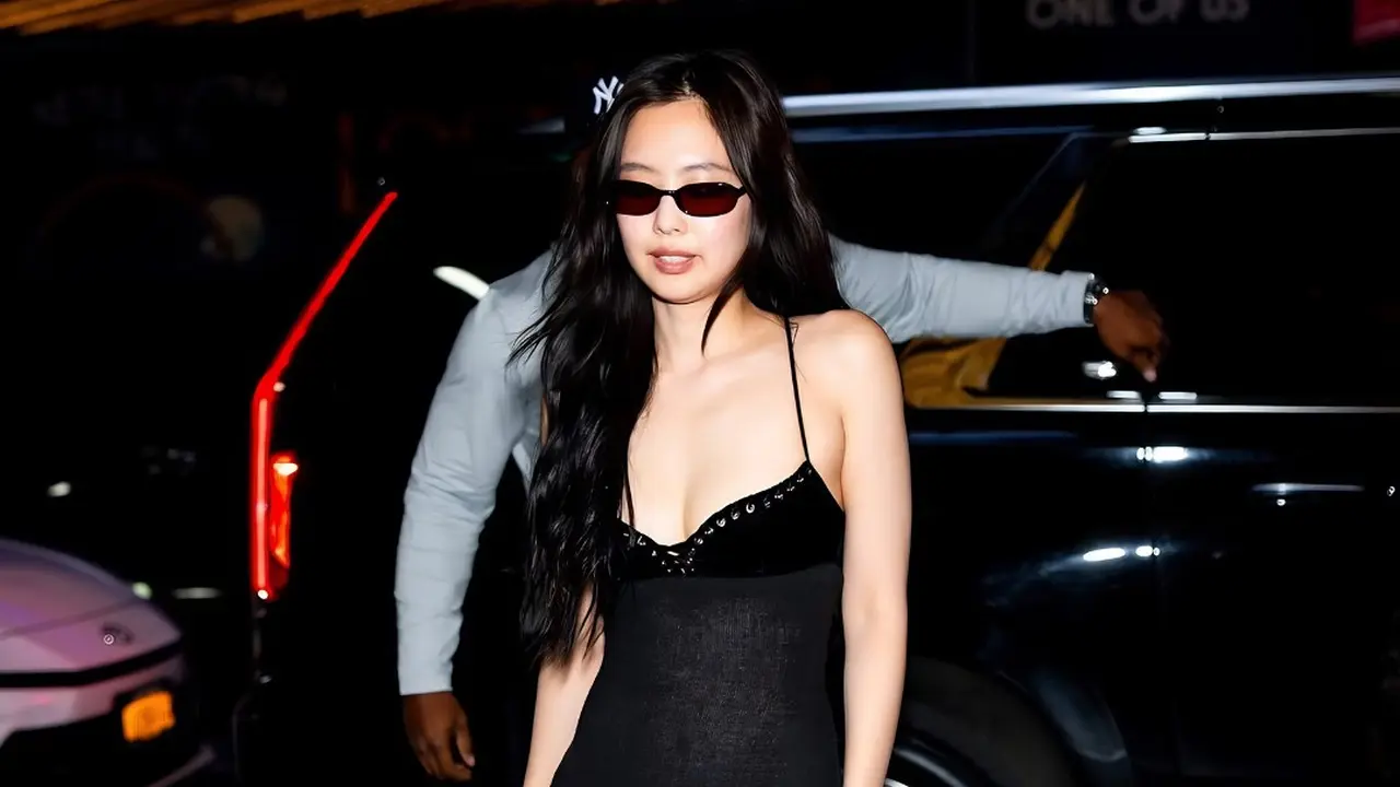 Jennie Pamer Aura Elegan dalam Balutan Fringe Black Dress saat Hadiri Event Pre-Met Gala di New York