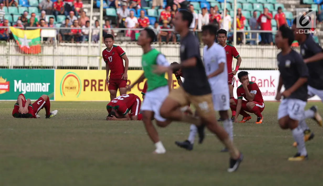 Pemain Timnas Indonesia U-19 menangis usai takluk dari Thailand di Piala AFF U-18 2017 di Stadion Thuwunna, Yangon, Jumat (15/9). Timnas Indonesia U-19 gagal ke final usai kalah 2-3 (0-0) dari Thailand lewat drama adu penalti. (Liputan6.com/Yoppy Renato)