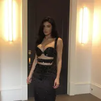 Berbalut dress Miu Miu, Kylie tampil begitu memikat dampingi Timothée Chalamet.