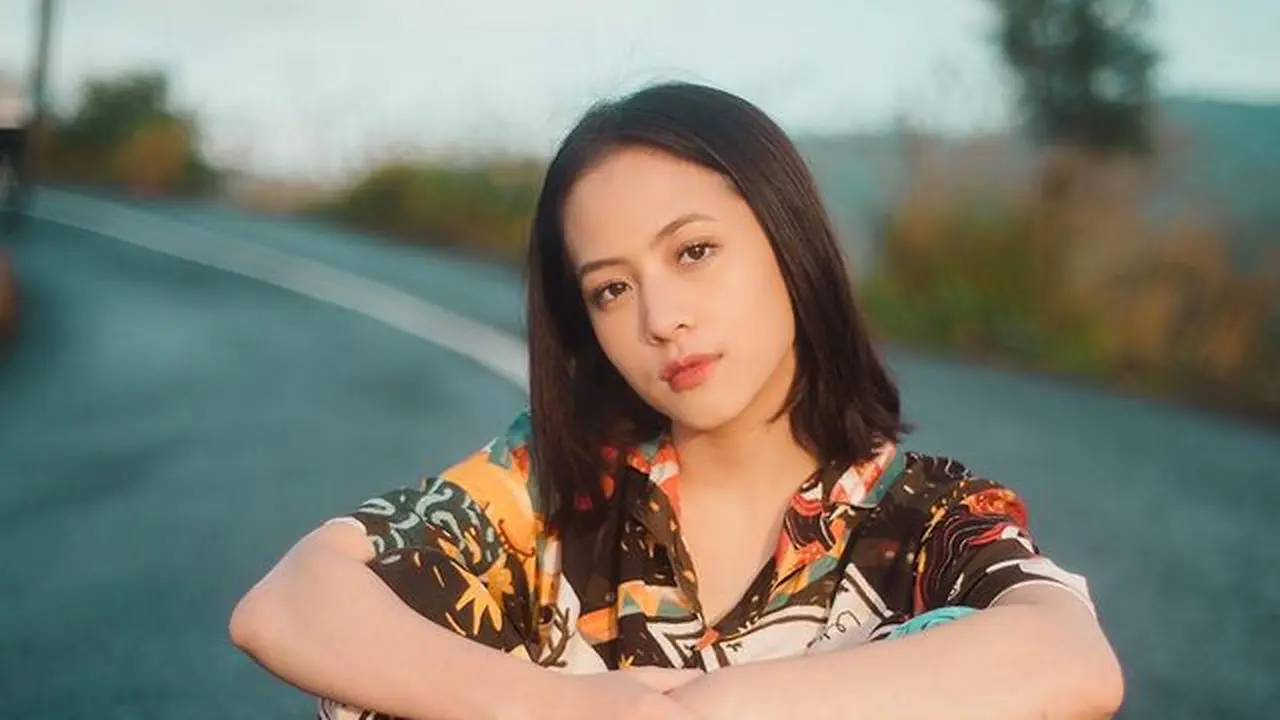 6 Pesona Anggun dan Dewasa Zara Adhisty dalam Balutan Kebaya dan Kain Tradisional