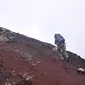 Pendaki menuju puncak Gunung Slamet. (Liputan6.com/Muhamad Ridlo)