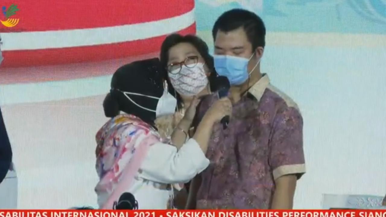 Mensos Tri Rismaharini (Risma) meminta seorang tunarunggu untuk berbicara di panggung.