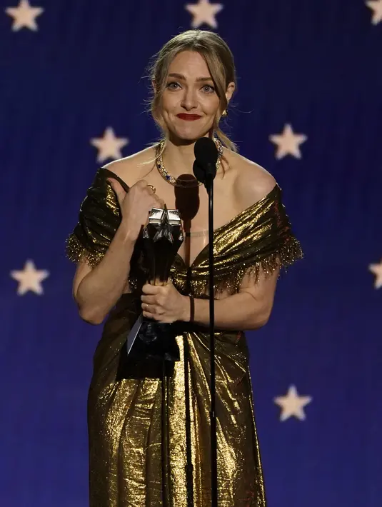 Amanda Seyfried menerima penghargaan sebagai Aktris Terbaik dalam Film/Minseri untuk "The Dropout" pada Critics Choice Awards ke-28 di Fairmont Century Plaza Hotel di Los Angeles, California (15/1/2023). Seyfried memakai perhiasan Cartier yang memukau dan warna ekstra melalui bibir merahnya yang berani. (AP Photo/Chris Pizzello)