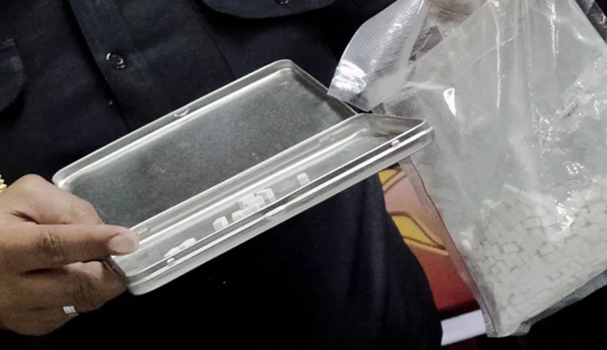 Sebelum dikirim ke tempat tujuan, barang haram jenis ekstasi tersebut di bungkus dalam kemasan plastik kedap udara dan alumunium foil, kemudian dimasukan lagi ke dalam kotak logam yang menyerupai kotak hardisk, (12/8/2014). (Liputan6.com/Faizal Fanani)