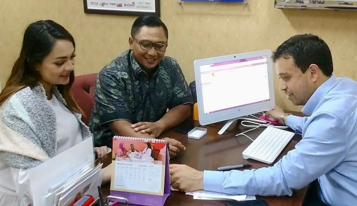 Kebahagiaan tengah menyelimuti pasangan dokter cantik Reisa Broto Asmoro dan Tedjodiningrat Broto Asmoro. Pasangan ini baru saja dikaruniai seorang anak melalui proses caesar. (Instagram/reisabrotoasmoro)