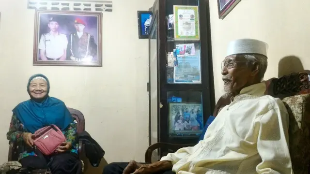 Sulemi dan istri di kediamannya di Purbalingga, Jawa Tengah. (Foto: Liputan6.com/Muhamad Ridlo)