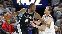Forward Utah Jazz Joe Ingles (kanan) menjaga bintang San Antonio Spurs Kawhi Leonard pada laga NBA di Vivint Smart Home Arena, Kamis (21/12/2017) atau Jumat (22/12/2017) WIB. (AP Photo/Rick Bowmer)