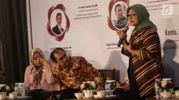 Dr. Hendri Saparini (kanan) memberi pemaparan saat Rembuk Nasional 2017, "Outlook 2018" di Jakarta, Kamis (21/12). Selain membahas peluang politik, acara ini juga memaparkan tantangan perekonomian di Indonesia di tahun 2018. (Liputan6.com/Faizal Fanani)