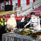 Ketua INASPOC, Gibran Rakabuming Raka sedang memotong tumpeng dalam acara wilujengan atau selamatan jelang upacara pembukaan ASEAN Para Games 2022, Kamis malam (28/7).(Liputan6.com/Fajar Abrori)
