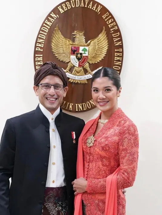 Menteri Pendidikan dan Kebudayaan Nadiem Anwar Makarim mengenakan pakain adat Pasuruan Jawa Timur. Sang istri, Franka tampil sangat cantik mengenakan kebaya bernuansa merah muda rancangan Didiet Maulana, dipadu dengan batik madura bermotif flora yang tak kalah cantik dan serasi.