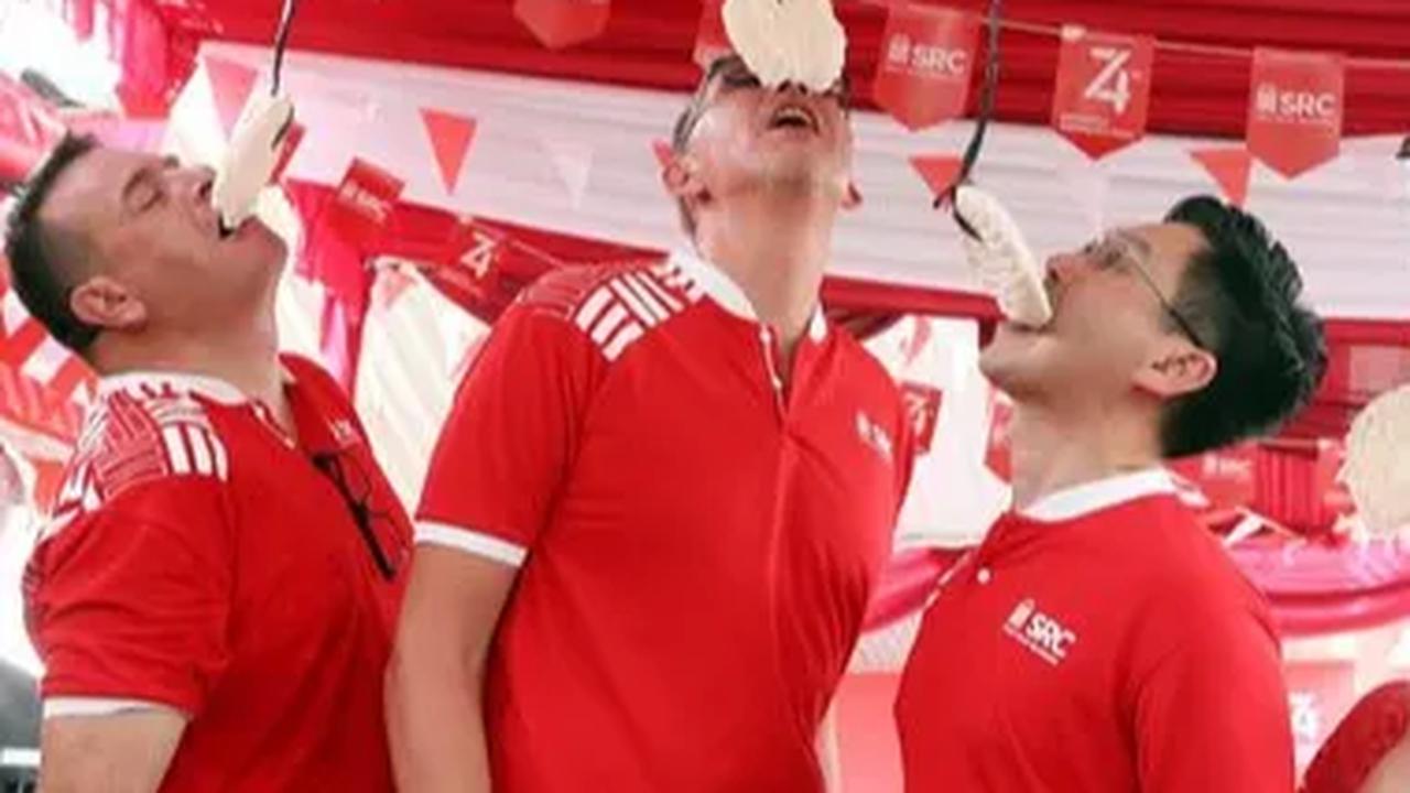 Lomba makan kerupuk tak pernah absen mewarnai perayaan Hari Kemerdekaan Indonesia. Lomba ini sangat sederhana dan bisa diikuti oleh semua orang dari segala umur atau jenis kelamin.