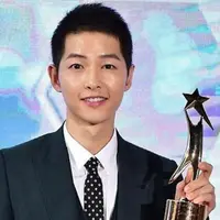 Salah satunya adalah penghargaan Daesang yang diterima Song Joong Ki beberapa hari lalu di ajang bergengsi APAN Star Awards 2016. (Instagram/songjoongkionly)