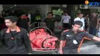 Sejumlah penghuni yang ditemui di lokasi mengaku tidak mengetahui secara persis bagaimana wanita ini melompat.