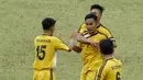 Para pemain UM merayakan gol yang dicetak ke gawang UM pada laga Torabika Cup 2017 di Stadion Cakrawala, Malang, Rabu (22/11/2017). UM menang 2-1 atas UNP. (Bola.com/M Iqbal Ichsan)
