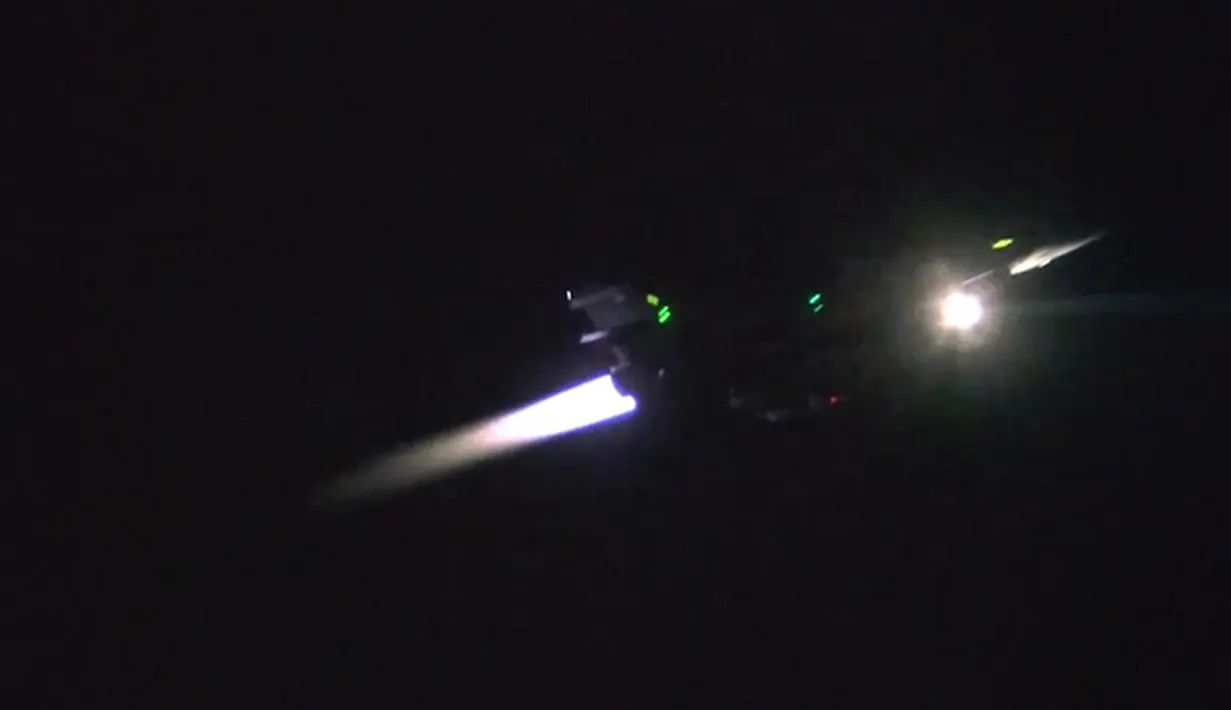 Jet tempur Prancis saat lepas landas dari lokasi yang dirahasiakan menuju Suriah (16/11). Prancis akan melakukan penyerangan ke ISIS sebagai tindakan Prancis menanggapi aksi penyerangan di Paris yang menewaskan lebih dari 130 orang. (Dailymail)
