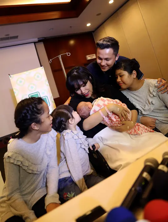 Sebelumnya pasangan Ussy Sulistyawati dan Andhika Pratama telah memiliki tiga orang anak. Yang semuanya perempuan. Lahir dengan berat 3,57 kg dan panjang 50 cm dan diberinama Sheva Elmira Lorrenia. (Nurwahyunan/Bintang.com)