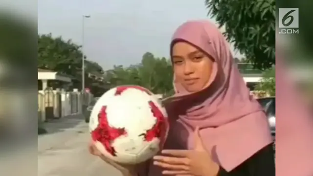 Demam Piala Dunia 2018, seorang gadis berhijab asal Malaysia pamer skill juggling bola dan membagikannya di media sosial.