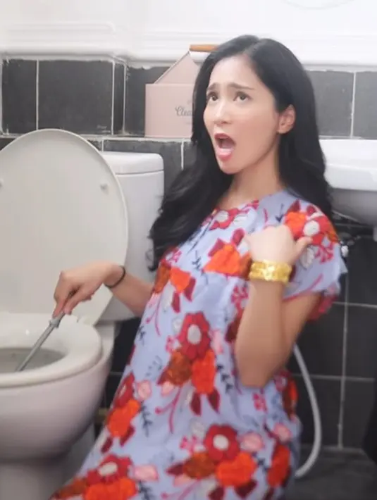 Masih dengan daster dan mimik muka kocak, Bunga Zainal bersihkan toilet [Instagram/bungazainal05]