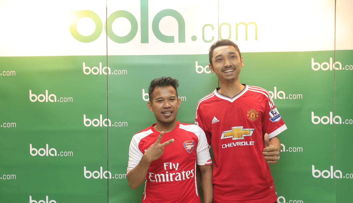 Fans MU dan Arsenal foto bersama usai nonton bareng dengan latar belakang logo Bola.com. (Bola.com/Vitalis Yogi Trisna)