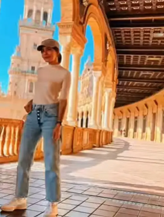 Di Spanyol, Najwa Shihab mengenakan crewneck putih dan celana jeans. [instagram/najwashihab]