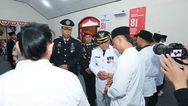 Penyerahan remisi oleh Wakil Bupati Banyuwangi Mujiono kepada narapidana di Banyuwangi, Senin, 17 Agustus 2026. (Dok. Istimewa)