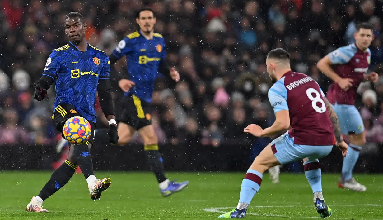 Manchester United sukses membuka keunggulan lewat sontekan first time Pogba meneruskan umpan tarik Luke Shaw pada menit ke-18. (AFP/Paul Ellis)
