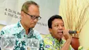 Ketum Partai Persatuan Pembangunan (PPP) Hasil Muktamar Surabaya, Romahurmuziy (kanan) didampingi Sekjen PPP Aunur Rofiq menyampaikan paparan Refleksi Akhir Tahun PPP di Jakarta, Selasa (29/12). (Liputan6.com/Helmi Afandi)