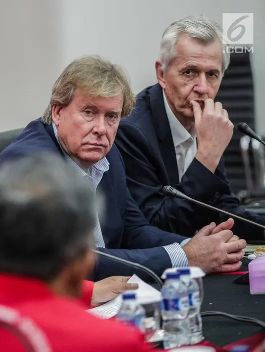 Delegasi Partai Konservatif Inggris Simon Burns (kiri) dan Nick De Bois (kanan) mendengarkan sambutan saat berkunjung ke Kantor DPP PDIP, Jakarta, Selasa (19/2). PDIP belajar tentang fenomena hoaks jelang memorandum Brexit. (Liputan6.com/Faizal Fanani)