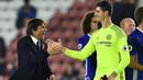 Antonio Conte (kiri) bersalaman dengan kiper Chelsea, Thibaut Courtois usai laga melawan Southampton pada lanjutan Premier League di St Mary's Stadium, Southampton, (30/10/2016). Chelsea menang 2-0. (AFP/Glyn Kirk)