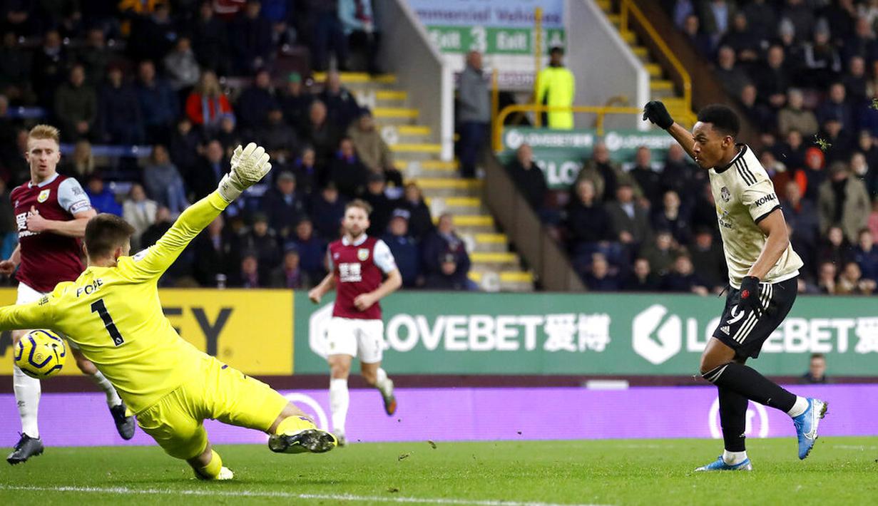 Penyerang Manchester United, Anthony Martial, mencetak gol ke gawang Burnley pada laga Premier League di Stadion Turf Moor, Sabtu (28/12). Burnley takluk 0-2 dari Manchester United. (AP/Martin Rickett)