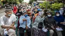 Warga menunggu giliran untuk menerima dosis vaksin booster COVID-19 Pfizer di Surabaya, Jawa Timur, Kamis (13/1/2022). (JUNI KRISWANTO/AFP)