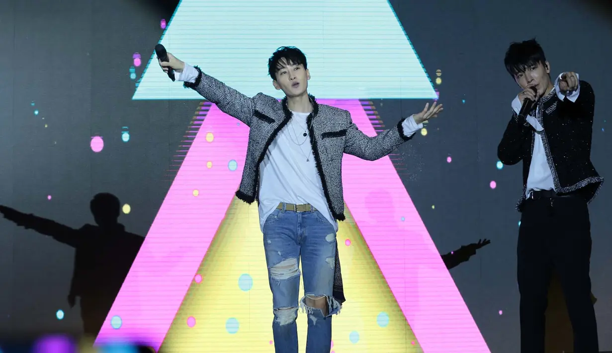 Tidak hanya sekedar hadir, Donghae dan Eunhyuk menyapa para ELF-sebutan untuk penggemar Super Junior-. Empat lagu dibawakan untuk menghibur para fannya yang ada di Indonesia. (Deki Prayoga/Bintang.com)
